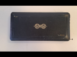 Herman Lindell harppikokoelma paketissaan