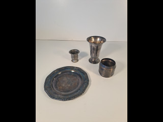 Erä alpakka- ja tinaastioita