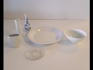 Erä posliinia ja lasia, mm. Arabiaa ja Kauklahden lasilautanen