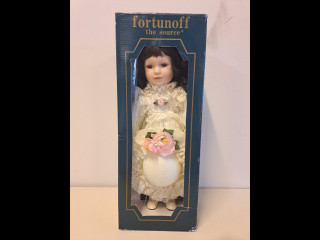 Seymour Mannin valmistama keräilynukke laatikossaan