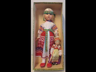 Kansallispukuiset keräilynuket laatikossa