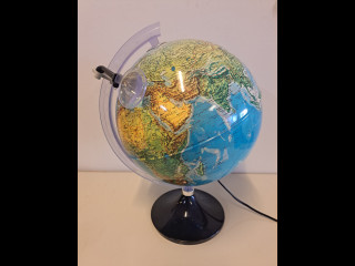 Karttapallo suurennuslasilla