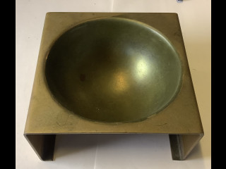 Metallinen tuhkakuppi