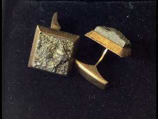 Kultaiset kalvosinnapit