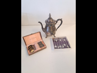 Hopeoitu kannu, alpakka lusikat ja pienet haarukat metalliseosta