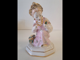 Posliinifiguuri "Malachity Box" 1950-luvulta