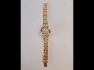 Käyttämätön kullanvärinen naisten rannekello
