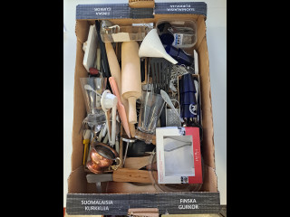 Laatikollinen keittiötavaraa