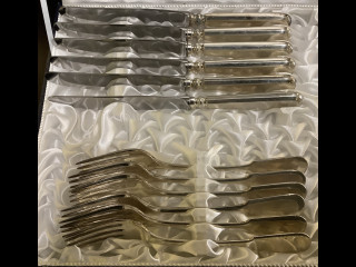 Aterimet, hopeakahvaiset veitset ja hopeiset haarukat