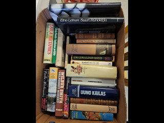 Laatikollinen kirjoja mm. Eino Leinoa, Laila Hietamiestä,