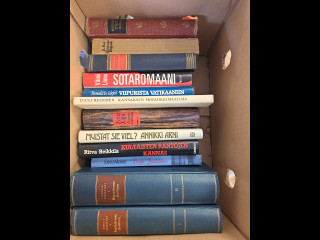 Pieni laatikollinen kirjoja mm. Vanha Aleksis Kivi Seitsemän veljestä & Väinö Linna Sotaromaani