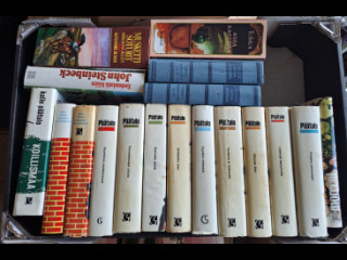 Laatikollinen kirjoja, mm. Kalle Päätaloa ja Tolstoi