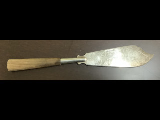 Hopeinen aterin, varsi teak