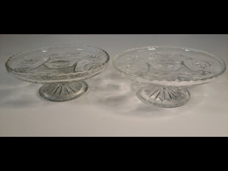 Kaksi jalallista tarjoiluastiaa vintage