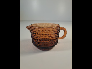 Iittalan Kastehelmi-sarjan ruskea kermakko, Oiva Toikka