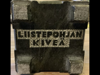 Kivinen puhdetyötuhkakuppi vuodelta 1943. 12x12x6 cm