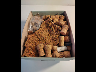 Laatikko korkkia ja korkkeja