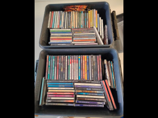 Kaksi laatikollista cd-levyjä