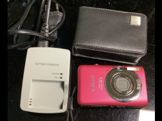 Canon Ixus digikamera, laukku, muistikortti ja laturi