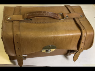 Nahkalaukku, lukossa, pituus 31 cm