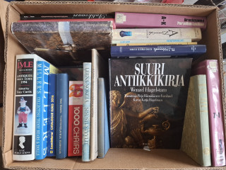 Laatikko kirjojamm. Suuri antiikkikirja, Tamperelaisia kaskuja, vemäläistä posliinia, antiikkikirja