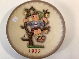 Käsinmaalattu vuosilautanen 1977