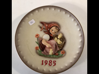 Käsinmaalattu vuosilautanen 1985