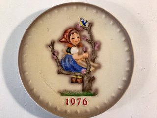 Käsinmaalattu vuosilautanen 1976