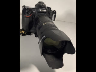 Nikon D4 runko ja  Nikon AF-S Nikkor 70-200 mm 1:2,8 objektiivi ja vastavalosuoja