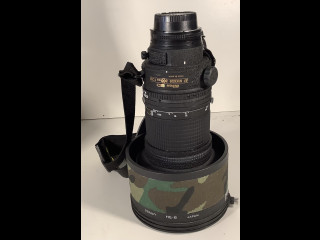 Nikon AF Nikkor 300 mm 1:2,8 objektiivi Nikonin omalla kovalla laukulla