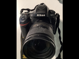 Nikon D800 runko ja nikkor objeltiivi AFs 28-300 mm 1:3,5-5,6 ja  Rokinon 85 mm 1:1,5 objektiivi ja laukku
